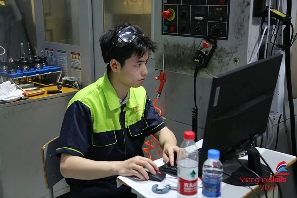 優秀畢業生:王龍