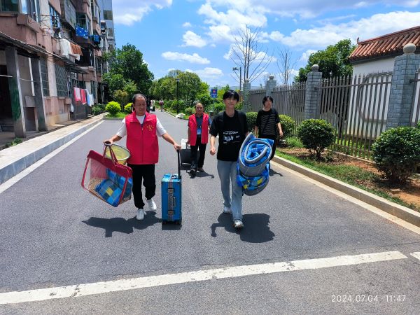 黨員教師齊上陣 溫暖學子回家路