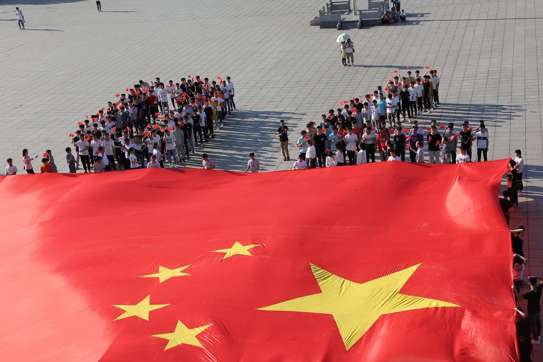 《我和我的祖國》快閃拍攝活動在學院文化廣場激情上演