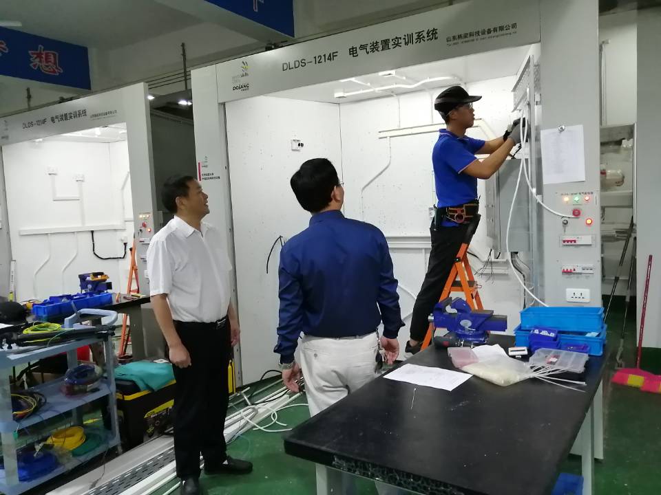 堅(jiān)守崗位 用奮斗精神為祖國慶生