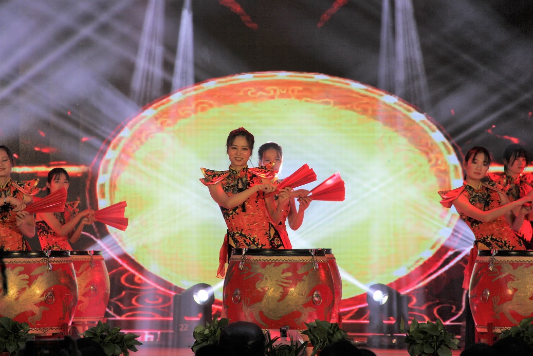 學(xué)院隆重舉行“喜看學(xué)院新變化 禮贊發(fā)展新成就”文藝晚會(huì)(圖文)