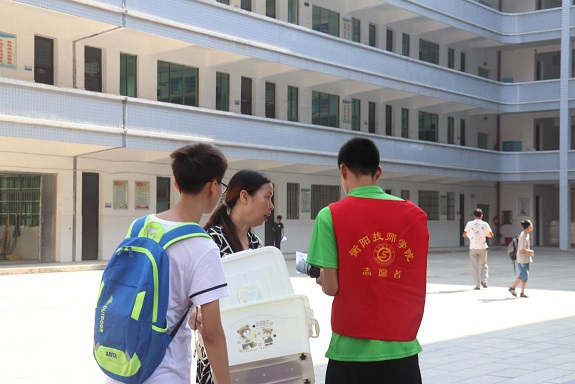 迎新志愿者無私奉獻 熱忱服務新生及家長