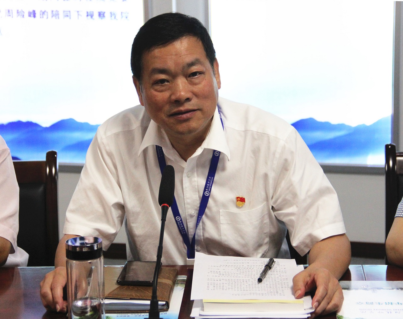 何東球主持衡陽技師學院黨委理論學習中心組集中學習