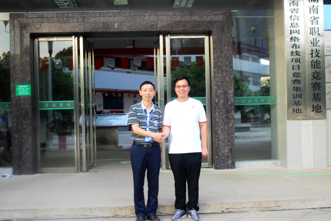 第44屆世界技能大賽金牌選手梁嘉偉來我院指導信息網絡布線賽項集訓工作