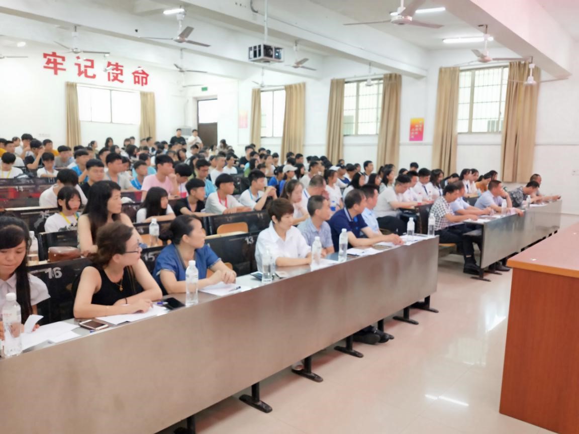 “我與祖國共奮進,爭做德技雙馨的新時代的大國工匠”主題演講比賽