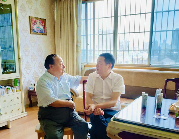 學院領導“七一”走訪慰問老黨員