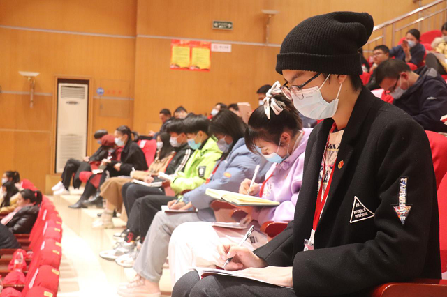 衡陽技師學院師生代表參加學習貫徹黨的十九屆五中全會精神省委宣講團報告會