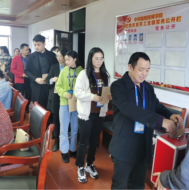 現代物流系：我為群眾辦實事，家長感恩送錦旗