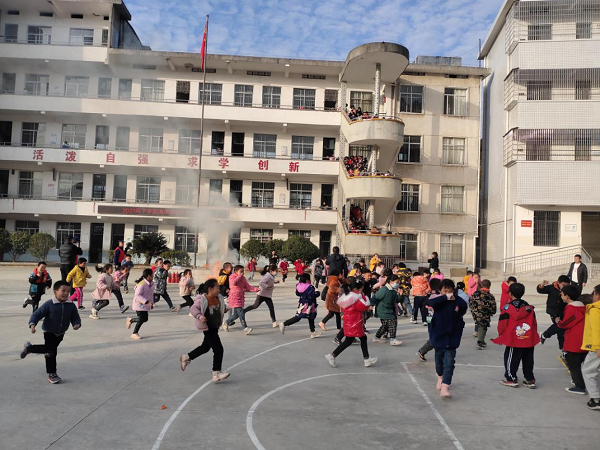 衡陽技師學院志愿者赴衡山店門完小開展 消防專業知識進校園活動