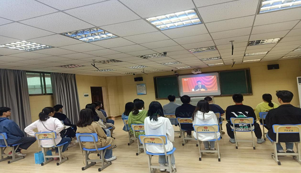 衡陽技師學(xué)院師生集中觀看慶祝中國共產(chǎn)主義青年團成立100周年大會