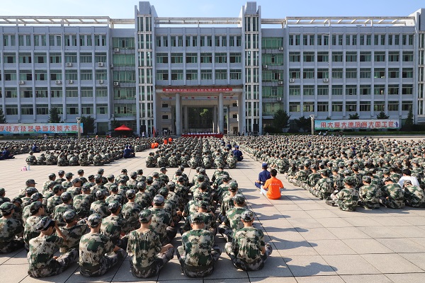 衡陽技師學院2022年新生軍訓動員大會暨授旗儀式圓滿舉行
