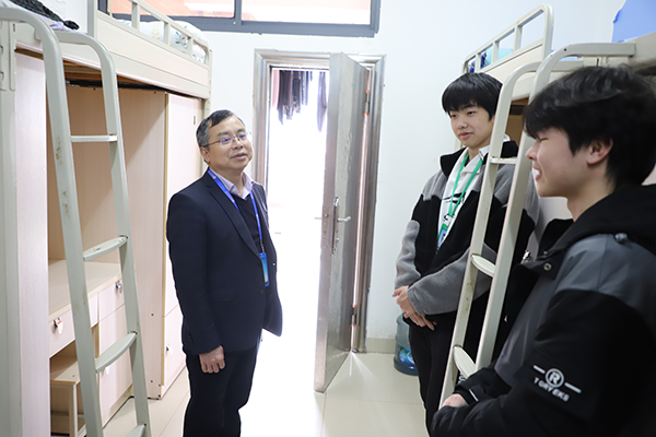 黨委書記肖春林深入學(xué)生公寓，關(guān)懷在校學(xué)子