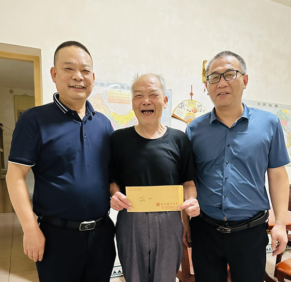 學院領導帶隊開展“七一”走訪慰問