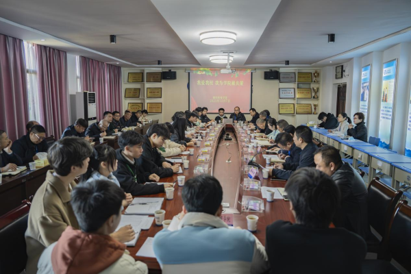 學院召開“我愛我校，我為學院獻良策” 學生代表座談會