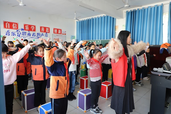 童聲潤童心 歌聲伴成長 衡陽技師學院開展“藝術童伴”關愛留守兒童活動