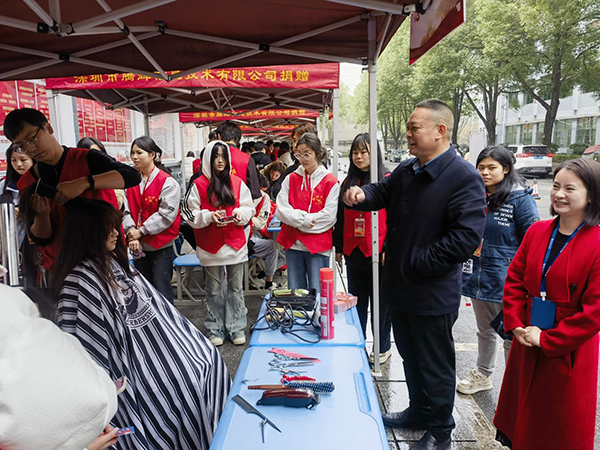 學習雷鋒送溫暖,我為同學辦實事