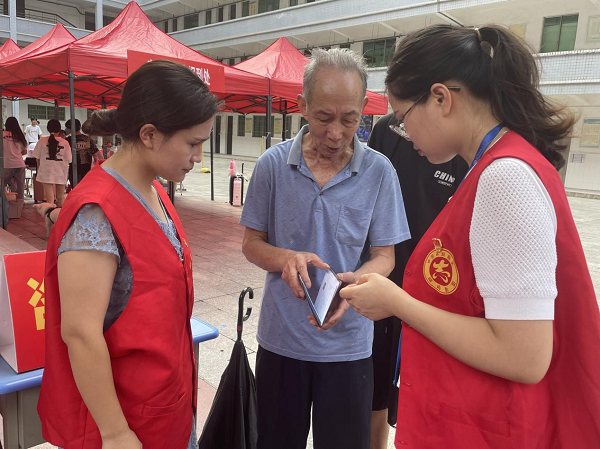 黨員先鋒助迎新，志愿服務踐初心