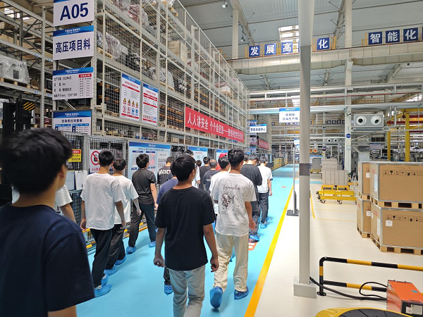 觸摸“智造”學新知！衡陽技師學院新生以產(chǎn)業(yè)園參觀賦能入學教育