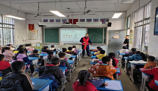 衡陽技師學院志愿者赴衡山店門完小開展 消防專業知識進校園活動